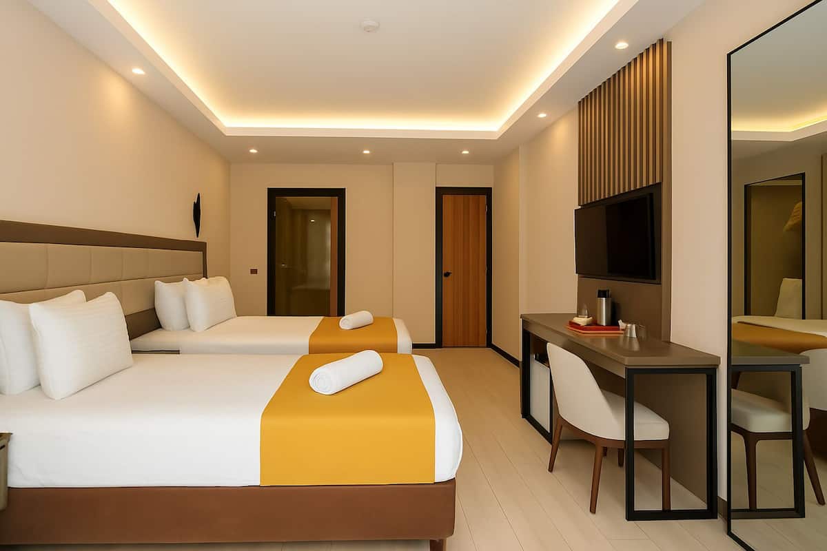 Comfort İki Ayrı Yataklı Oda, Birden Çok Yatak | Kaliteli yatak takımı, minibar, odada kasa, masa