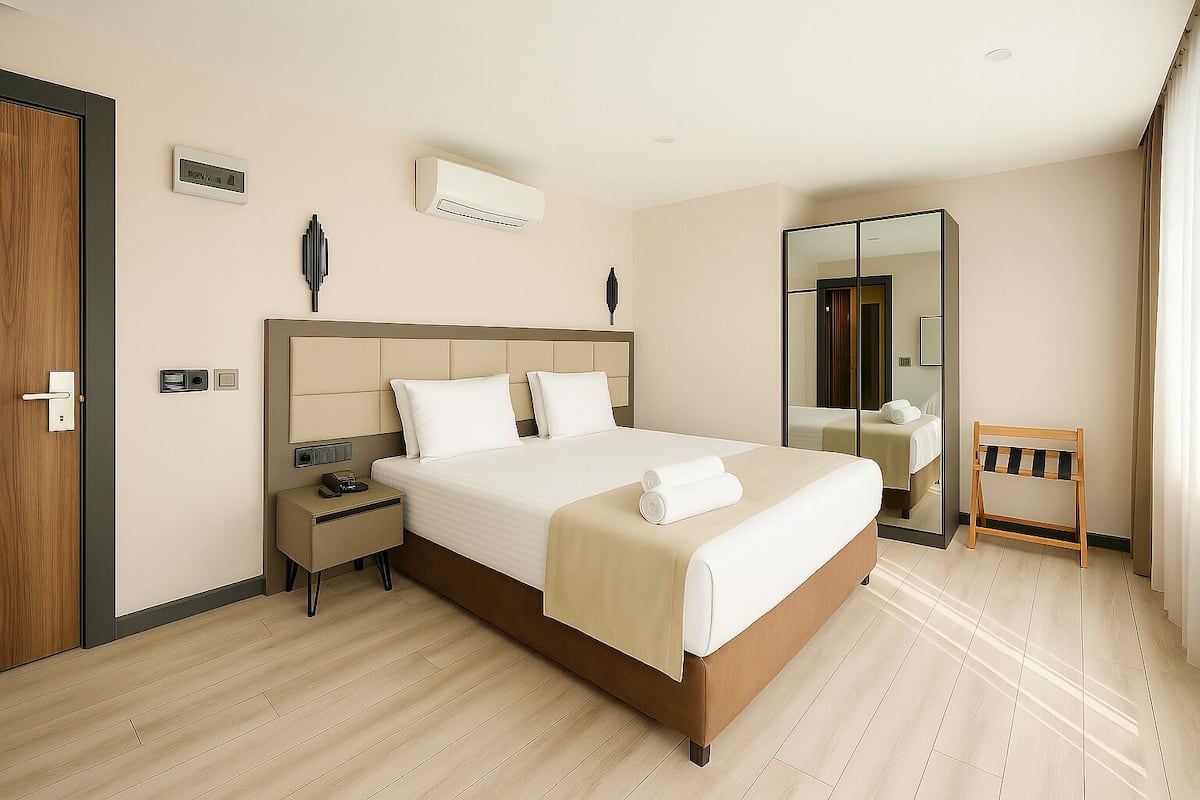 Comfort Tek Büyük Yataklı Oda, Balkon, Deniz Manzaralı | Kaliteli yatak takımı, minibar, odada kasa, masa