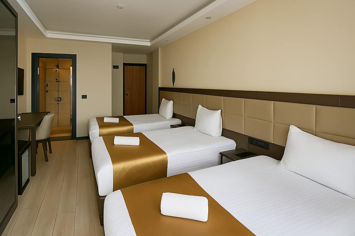 Standard Üç Kişilik Oda | Kaliteli yatak takımı, minibar, odada kasa, masa