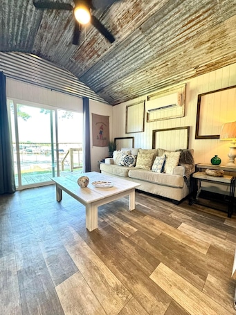 Smart TV. Cozy Lake Front Cabin w/Marina Access, Free Fishing, Wifi & Beautiful Views- #47