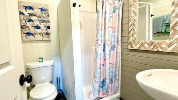 Regadera, toallas, papel de baño