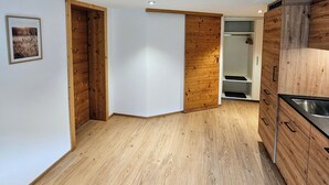 Une cuisine moderne avec des meubles en bois et un évier encastré.