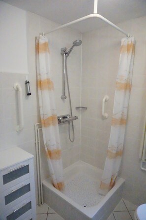 Douche, sèche-cheveux, serviettes fournies, papier toilette