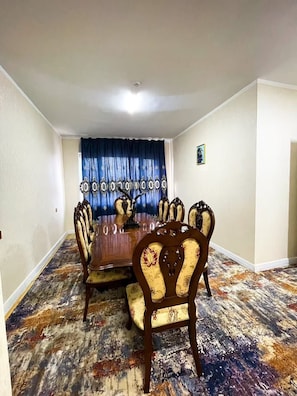 Apartament Deluxe | 2 dormitoris, escriptori i espai de treball apte per a portàtils