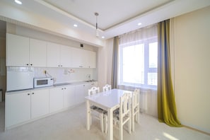 ห้องบิสซิเนสดับเบิล | ครัวส่วนตัว | ตู้เย็นเล็ก, ไมโครเวฟ, เตาอบ, เตาประกอบอาหาร