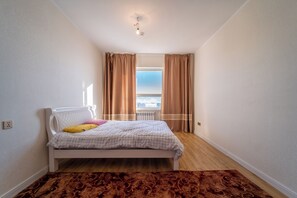 Dobbeltrom – business | Skrivebord, skrivebord for bærbar PC og wi-fi (inkludert)