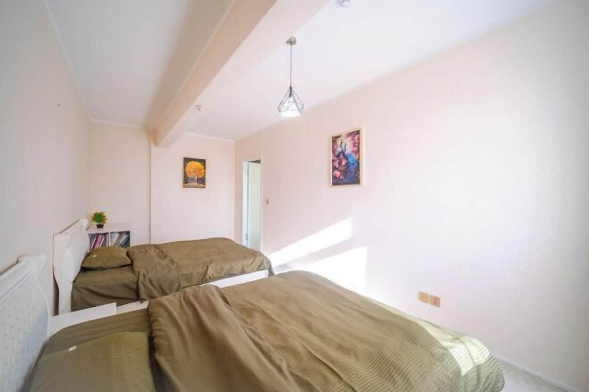 2 bedrooms, desk, laptop workspace, free WiFi