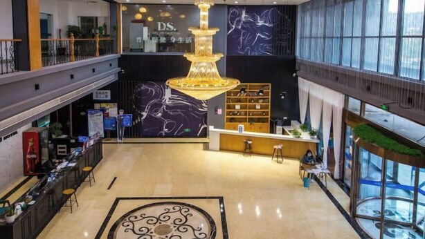 A spacious lobby with a central chandelier, a reception desk, and a large window offering a view of the outside. - LANOU Hotel (Haiyan Science City) (Haiyan)