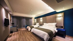 A modern hotel room with two beds, a large mirror, and a flat-screen TV. - LANOU Hotel (Haiyan Science City) (Haiyan)