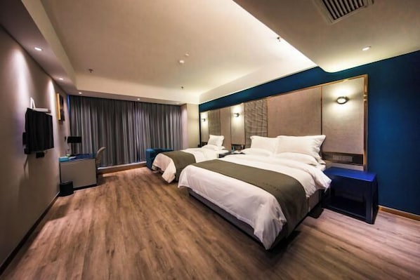 A modern hotel room with two beds, a large mirror, and a flat-screen TV. - LANOU Hotel (Haiyan Science City) (Haiyan)