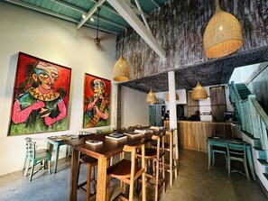 Se sirven desayunos, almuerzos y cocina asiática (con vistas al jardín) 