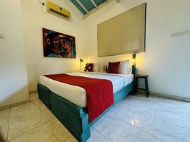 Cortinas blackout, tabla de planchar con plancha y ropa de cama 