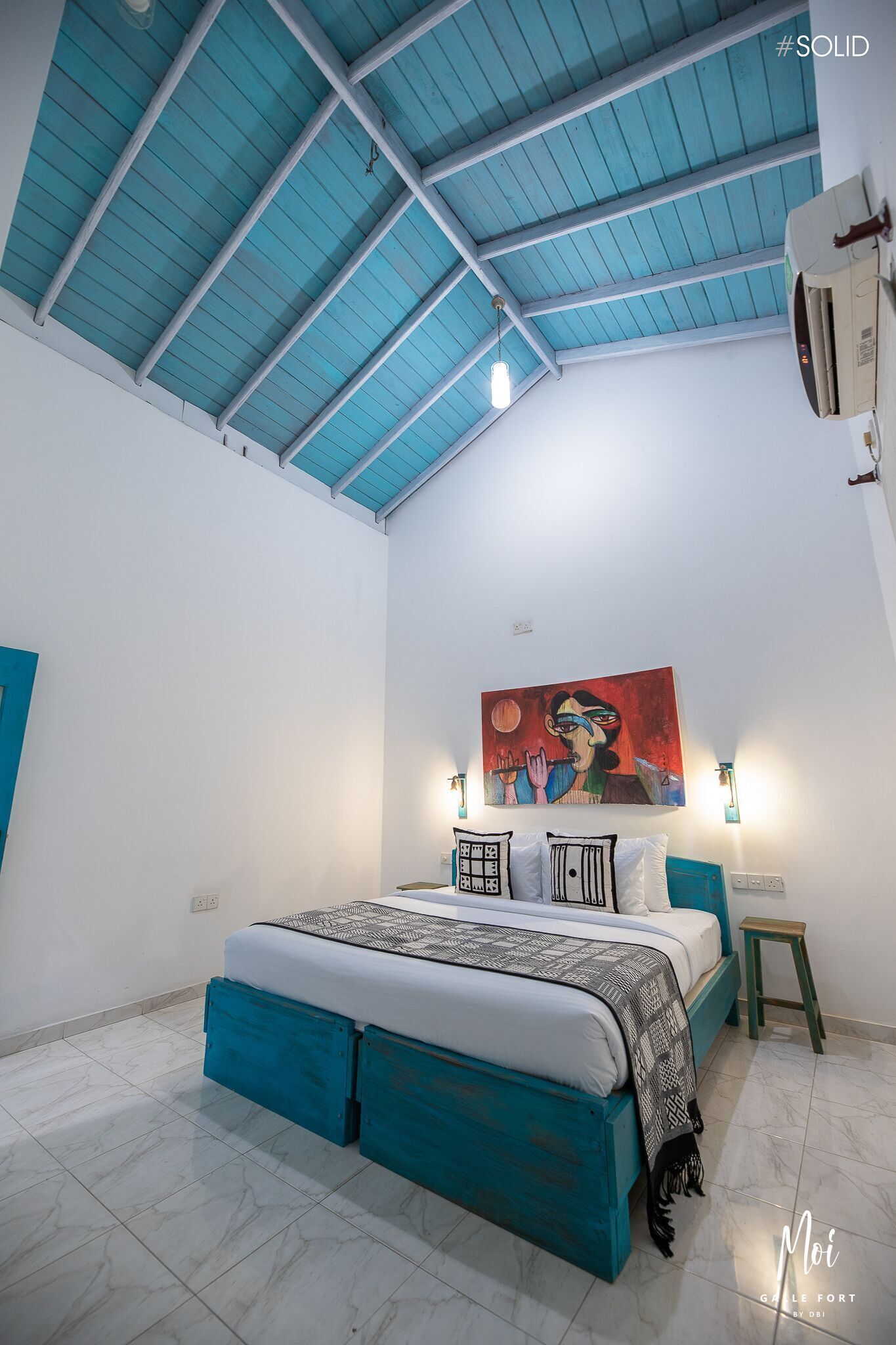 Cortinas opacas, tabla de planchar con plancha, ropa de cama