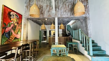 FrĂŒhstĂŒck, Mittagessen, asiatische KĂŒche, Blick auf den Garten