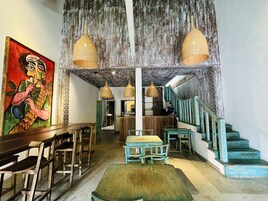 Se sirven desayunos y almuerzos; cocina asiática; con vista al jardín