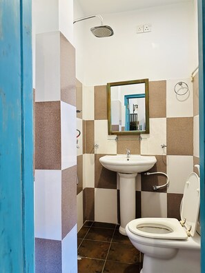 Shower, rainfall showerhead, free toiletries, hair dryer - MOI Galle Fort by DBI (Galle)