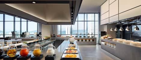 Petit déjeuner et dîner servis sur place