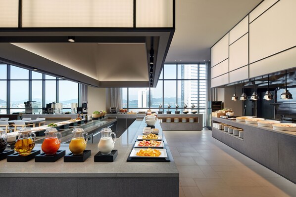 Petit déjeuner et dîner servis sur place