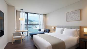 DuntÀcken, vÀrdeförvaringsskÄp pÄ rummet och skrivbord