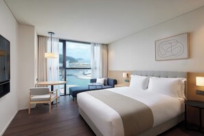 Down duvets, in-room safe, desk, laptop workspace