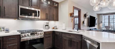 Jääkaappi, mikroaaltouuni, uuni, liesi