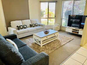 Een smart-tv en boeken