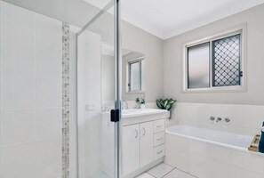 Ensemble douche/baignoire, sèche-cheveux, serviettes fournies, savon