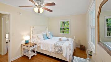 3 bedrooms, desk, iron/ironing board, free WiFi
