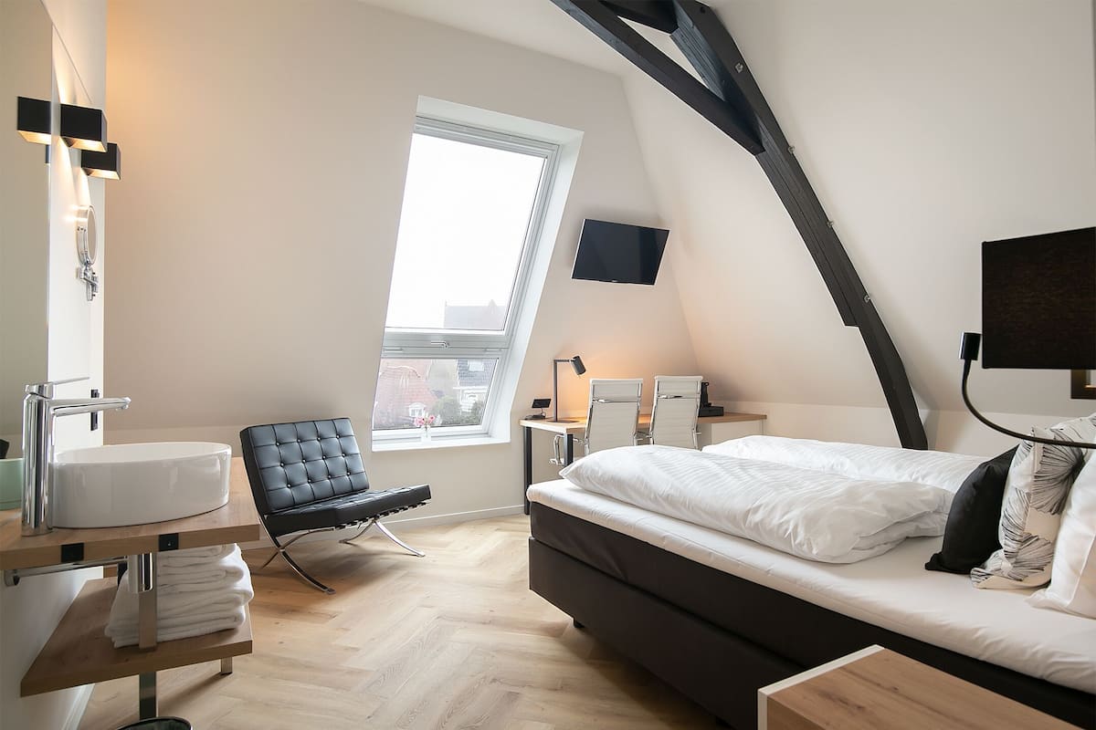 Exclusive-Zimmer | Schreibtisch, laptopgeeigneter Arbeitsplatz, kostenloses WLAN