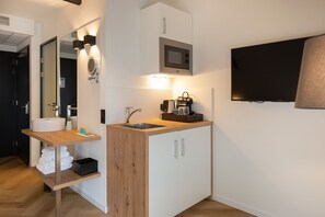 Superior Double Room | Private kitchen | Mini-fridge, espresso maker, coffee/tea maker, electric kettle - Snoozz Hotels (Bolsward)