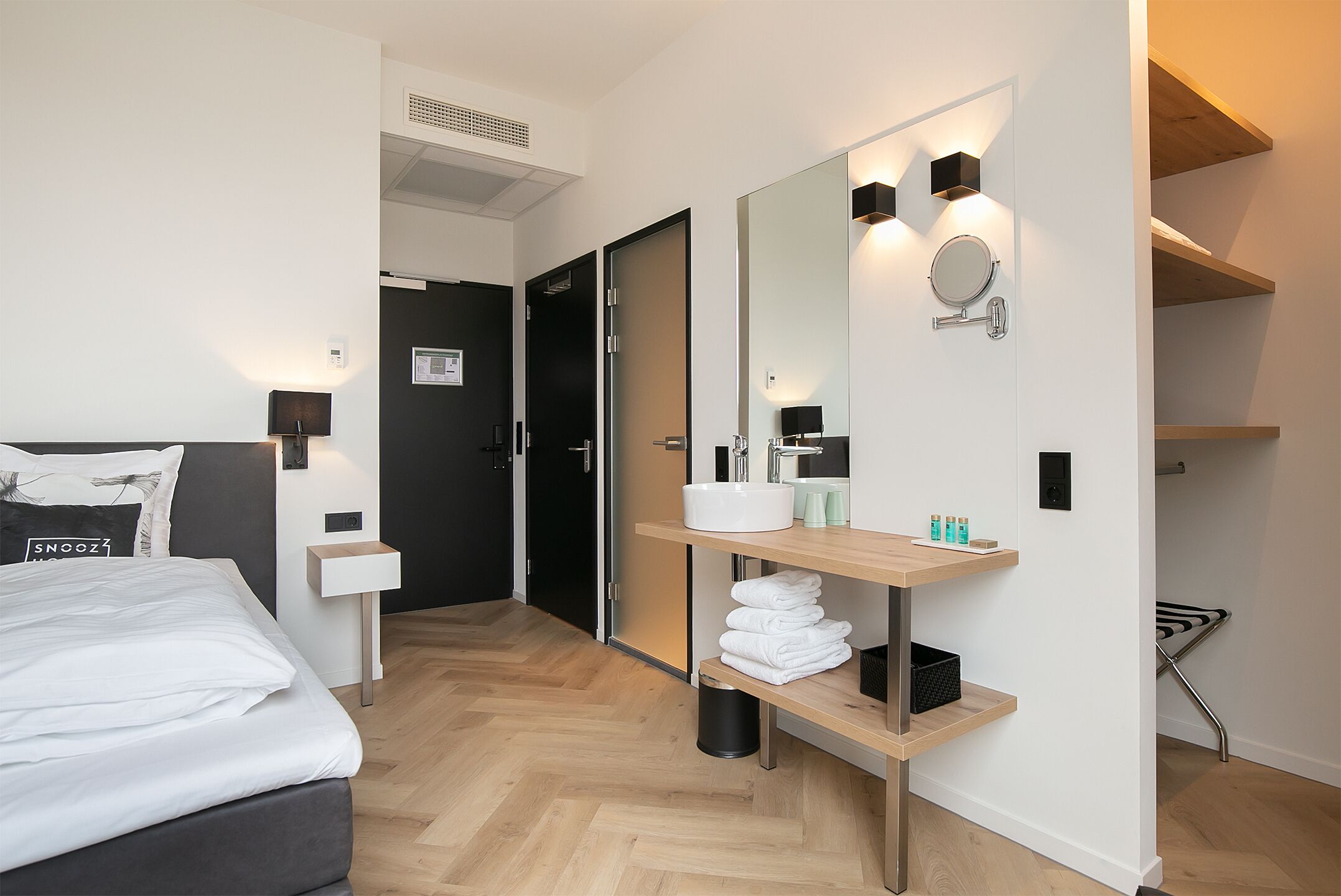 مكتب ومساحة عمل للكمبيوتر المحمول وواي فاي مجانًا وملاءات أسرّة