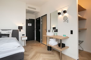 Exclusive Room | Desk, laptop workspace, free WiFi, bed sheets - Snoozz Hotels (Bolsward)