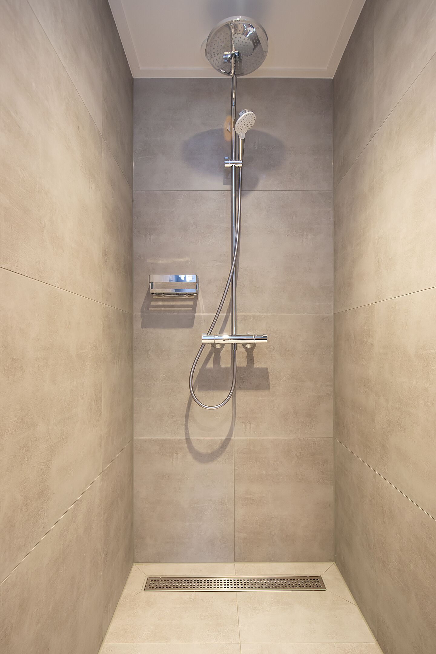 Superior tweepersoonskamer | Badkamer | Een douche, een regendouche, gratis toiletartikelen, een haardroger