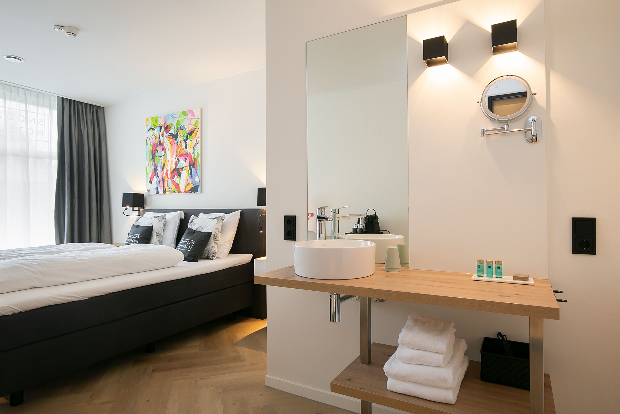Desk, laptop workspace, free WiFi, bed sheets