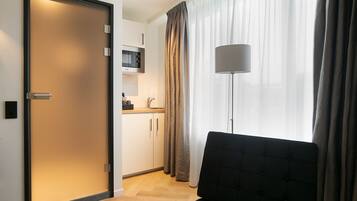 Deluxe-huone | Yksityinen keittiö | Minijääkaappi, espressokone, kahvin-/teenkeitin, vedenkeitin