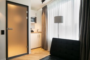 Chambre Deluxe | Cuisine privée | Mini réfrigérateur, machine à expresso, cafetiÚre/bouilloire