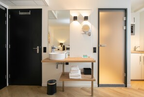 デラックス ルーム | バスルーム | シャワー、レインフォールシャワー、バスアメニティ (無料)、ヘアドライヤー