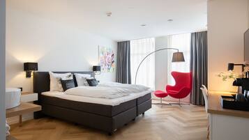 غرفة مزدوجة مريحة | مكتب ومساحة عمل للكمبيوتر المحمول وواي فاي مجانًا وملاءات أسرّة