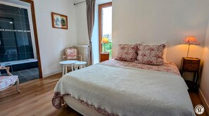 8 slaapkamers, een strijkplank/strijkijzer, reisbedje, gratis wifi