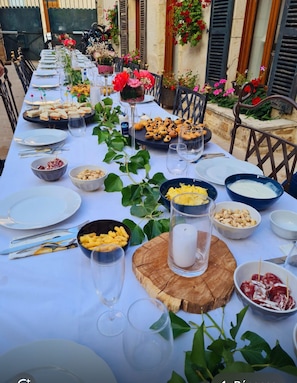 Outdoor dining - Celestial house (Nuits-Saint-Georges)