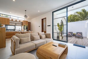 Villa, 2 Bedrooms, Balcony | Ruang tamu | 34 inci televisyen skrin rata dengan digital, TV 