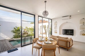 Villa, 1 habitación, tina | Área de sala de estar | Televisión de pantalla plana de 50 pulgadas con canales digitales 
