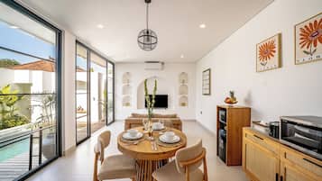 Vila, 1 kamar tidur, bathtub | Area keluarga | Televisi layar datar 34-inci dengan saluran TV digital dan TV