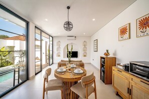 Villa, 1 Bedroom, Bathtub | Ruang tamu | 34 inci televisyen skrin rata dengan digital, TV 