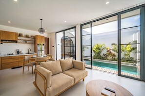 Villa, 1 camera da letto, vasca da bagno | Soggiorno | TV a schermo piatto 50 pollici con canali digitali, TV
