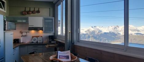 Geladeira, micro-ondas, fogão, lava-louças