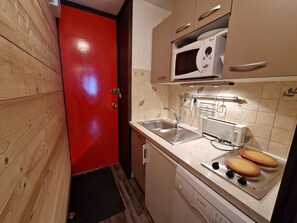Fridge, microwave, stovetop, coffee/tea maker - Modern studio at the slopes with south-facing balcony (La Plagne)
