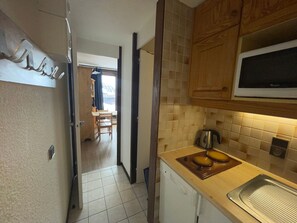 Réfrigérateur, micro-ondes, lave-vaisselle, cafetiÚre/bouilloire