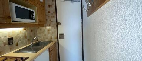 Fridge, microwave, dishwasher, coffee/tea maker