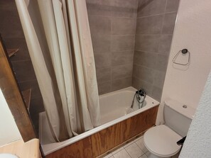 Bathroom - Charming Ski-In Studio · Pets Welcome (Plagne Aime 2000)